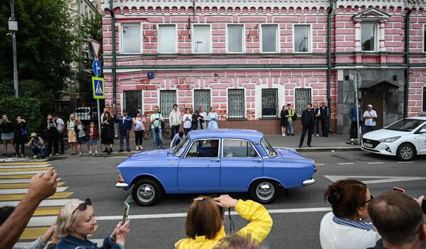 Un vehículo Moskvich-412 en el desfile de transporte retro en Moscú. - Sputnik Mundo