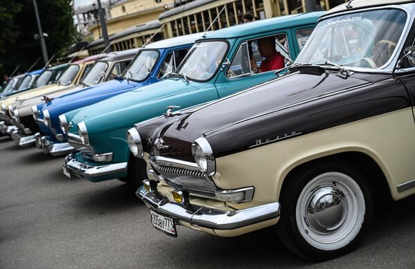 A continuación, los carros de época fueron colocados en la exposición al aire libre.En la foto: automóviles GAZ-21 Volga. - Sputnik Mundo