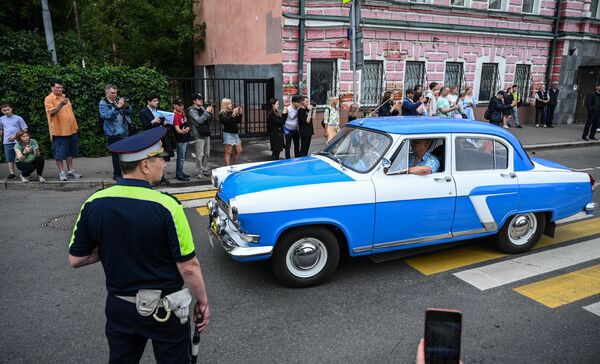 Cientos de miles de invitados asisten cada año a este tipo de desfiles.En la foto: un GAZ-21 Volga. - Sputnik Mundo
