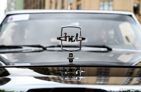 La celebración de desfiles de vehículos antiguos en la capital ya se ha convertido en una tradición.En la foto: el emblema en el capó del ZIL-41052. - Sputnik Mundo