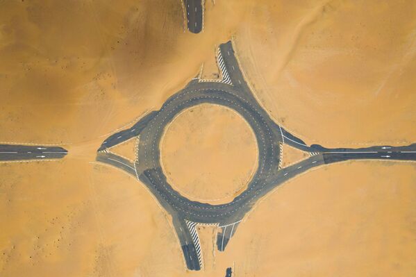 Un cruce de carreteras abandonado en el desierto, en los alrededores de Dubái. - Sputnik Mundo