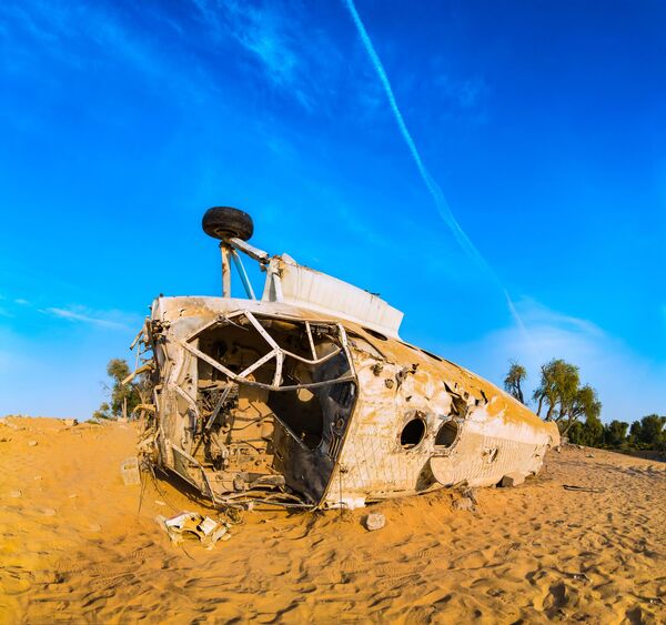 En el desierto de Al Awir se pueden ver los restos de un avión estrellado. - Sputnik Mundo