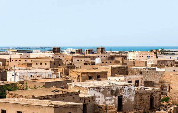 Hoy, Al Jazirah es uno de los lugares más abandonados del planeta. Tiene mala reputación y los lugareños no recomiendan ir allí sin un amuleto especial. Su ambiente es espeluznante y también se rumora que la ciudad abandonada está habitada por fantasmas. - Sputnik Mundo
