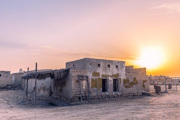Al Jazirah Al Hamra, traducida como &quot;Isla Roja&quot;, es una ciudad de arquitectura árabe tradicional con 700 años de historia, que estuvo habitada por la tribu Zaab, dedicada a la ganadería y la pesca de perlas. Cuando comenzó la extracción de petróleo, a finales de la década de 1970, sus habitantes abandonaron la ciudad. - Sputnik Mundo