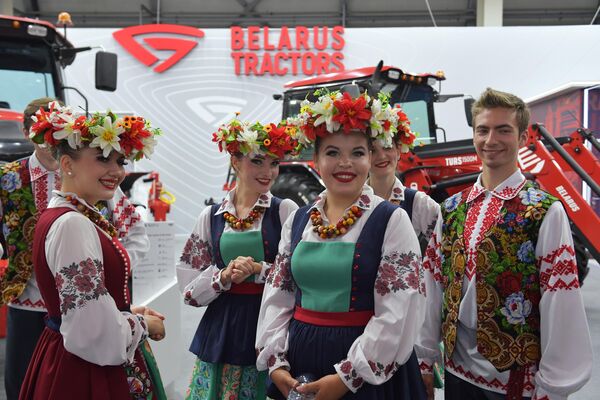 El país socio del evento este año fue Bielorrusia.En la foto: jóvenes con trajes nacionales en el estand de Bielorrusia. - Sputnik Mundo