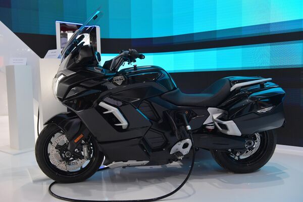 La moto eléctrica rusa Aurus Merlon, presentada en  Innoprom 2023 en Ekaterimburgo. - Sputnik Mundo