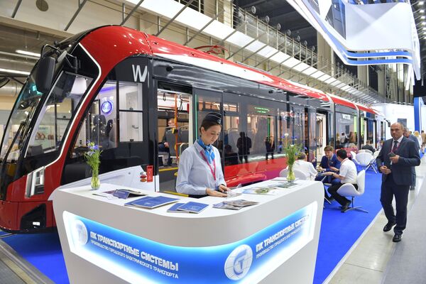 Un tranvía bidireccional ruso de tres secciones en la Exposición Industrial Internacional Innoprom 2023 de Ekaterimburgo. - Sputnik Mundo