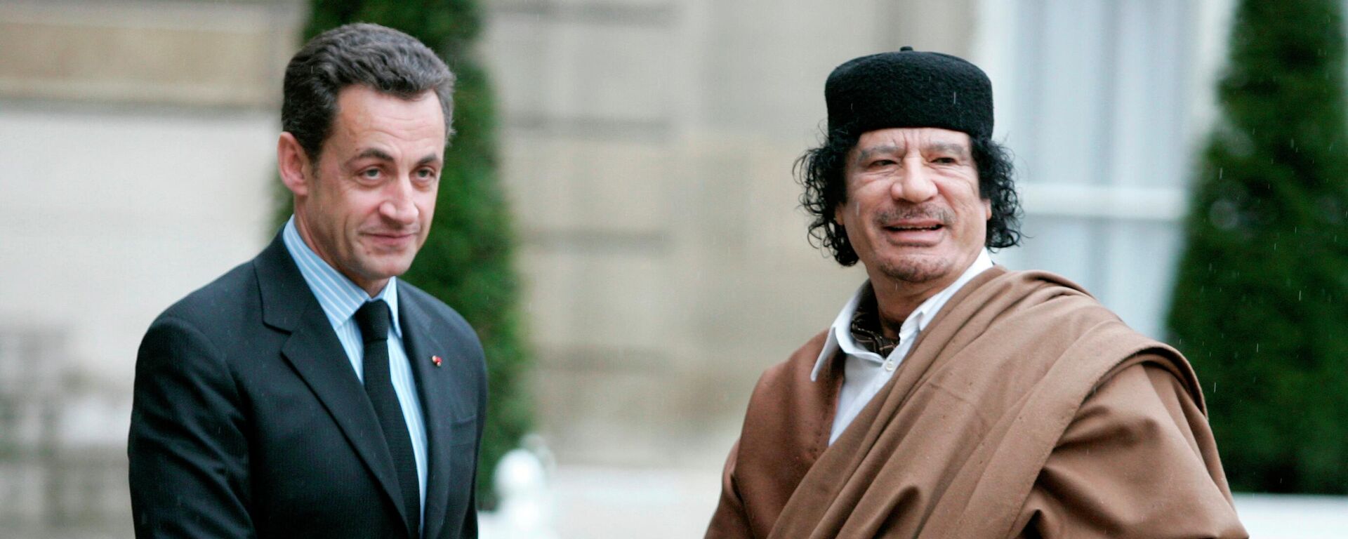 El expresidente francés, Nicolas Sarkozy, y exlíder libio, Muamar Gadafi - Sputnik Mundo, 1920, 12.07.2023