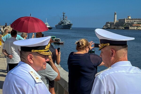 Para honrar del arribo del barco ruso al puerto, desde la Fortaleza de San Carlos de la Cabaña se disparó el Saludo de las Naciones de 21 salvas. - Sputnik Mundo