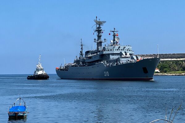 Tras una larga travesía transatlántica, el barco escuela de la Armada rusa Perekop entró en el puerto de La Habana. - Sputnik Mundo