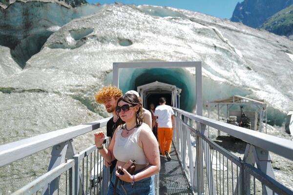 Hay que bajar en funicular hasta la escalera de 500 peldaños que conduce a la Grotte de Glace, una gruta artificial en el hielo . - Sputnik Mundo