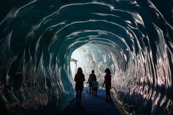 En el interior de la gruta, que se reconstruye cada verano, se puede admirar esculturas de hielo y apreciar la colección de las mejores rocas del macizo del Mont Blanc. - Sputnik Mundo