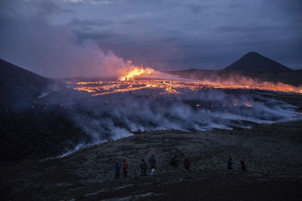 El volcán islandés Fagradalsfjall entró en erupción a 30 kilómetros al suroeste de la capital, Reikiavik. - Sputnik Mundo