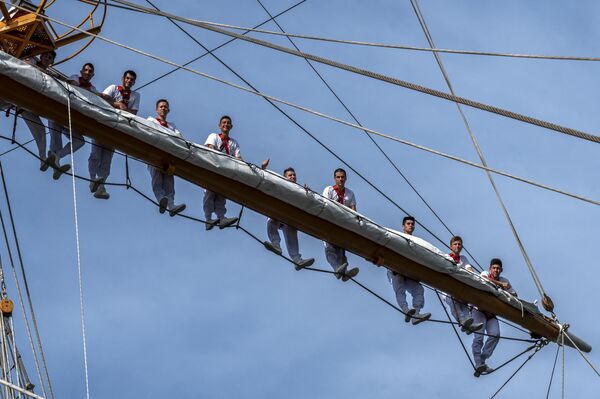 Miembros de la tripulación en el mástil del buque escuela chileno Esmeralda al llegar al puerto de Balboa en la entrada del Canal de Panamá. - Sputnik Mundo