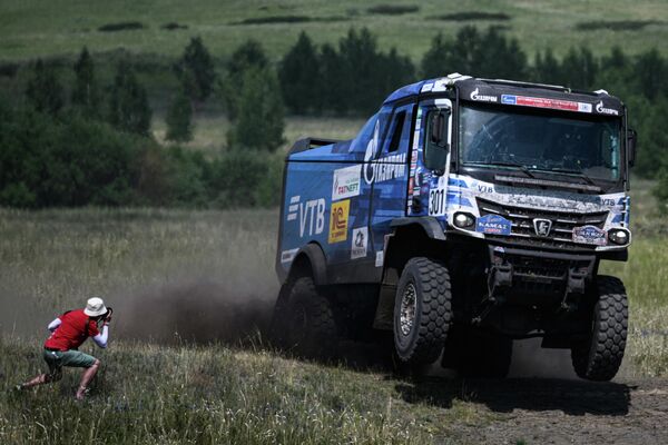 La tripulación del equipo KAMAZ Master en la 3ª etapa del rally Silk Way (Ruta de la seda) 2023, Rusia. - Sputnik Mundo
