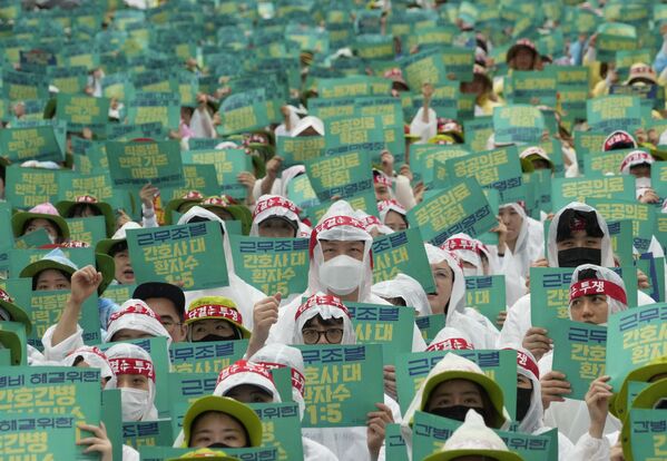 Miembros del sindicato de los médicos y los trabajadores de salud durante una concentración contra las políticas de empleo del Gobierno en Seúl, Corea del Sur. - Sputnik Mundo