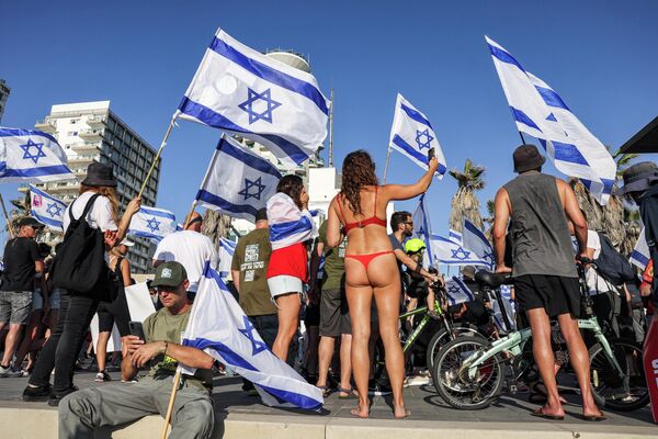 Manifestantes contra las reformas judiciales del Gobierno del primer ministro israelí, Benjamín Netanyahu, ante la Embajada de EEUU en Tel Aviv, Israel. - Sputnik Mundo