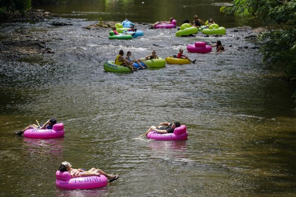 Varias personas se bañan en el río Chattahoochee en Helen, el estado de Georgia, EEUU. - Sputnik Mundo