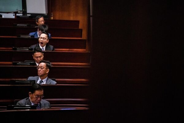 Miembros del Consejo Legislativo durante una sesión de preguntas y respuestas celebrada por el jefe del Ejecutivo de Hong Kong, John Lee Ka-chiu, antes de que los legisladores se marcharan al receso estival. - Sputnik Mundo