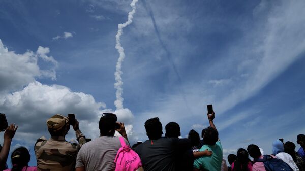 Люди наблюдают за запуском Chandrayaan-3, Индия - Sputnik Mundo