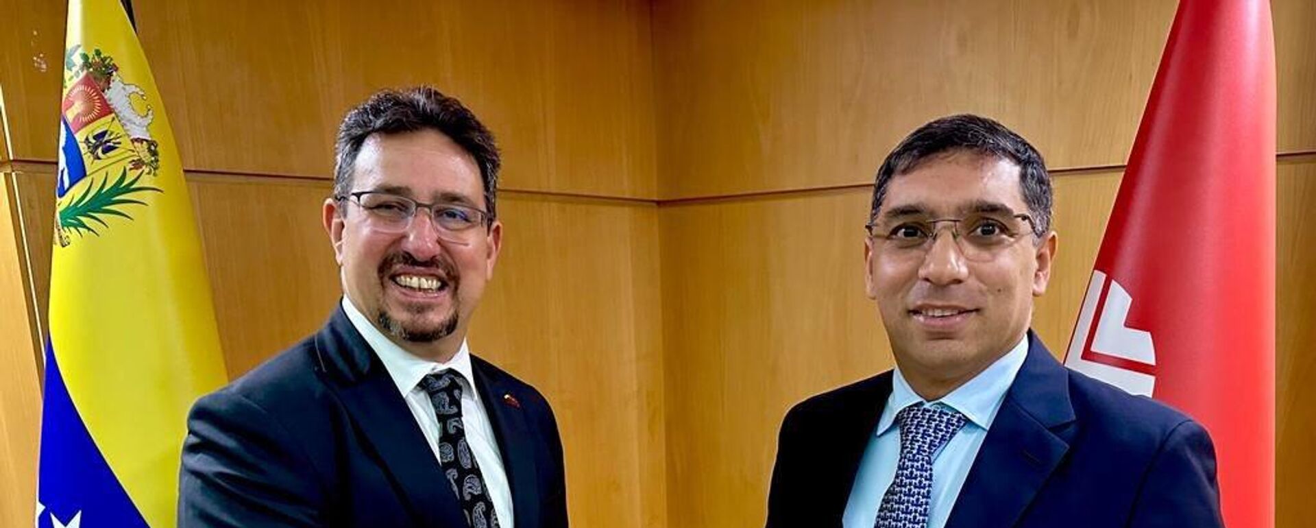 Naci Aydan Karamanoğlu, embajador de Turquía en Venezuela, y Rafael Tellechea, ministro de Petróleo del país caribeño - Sputnik Mundo, 1920, 15.07.2023