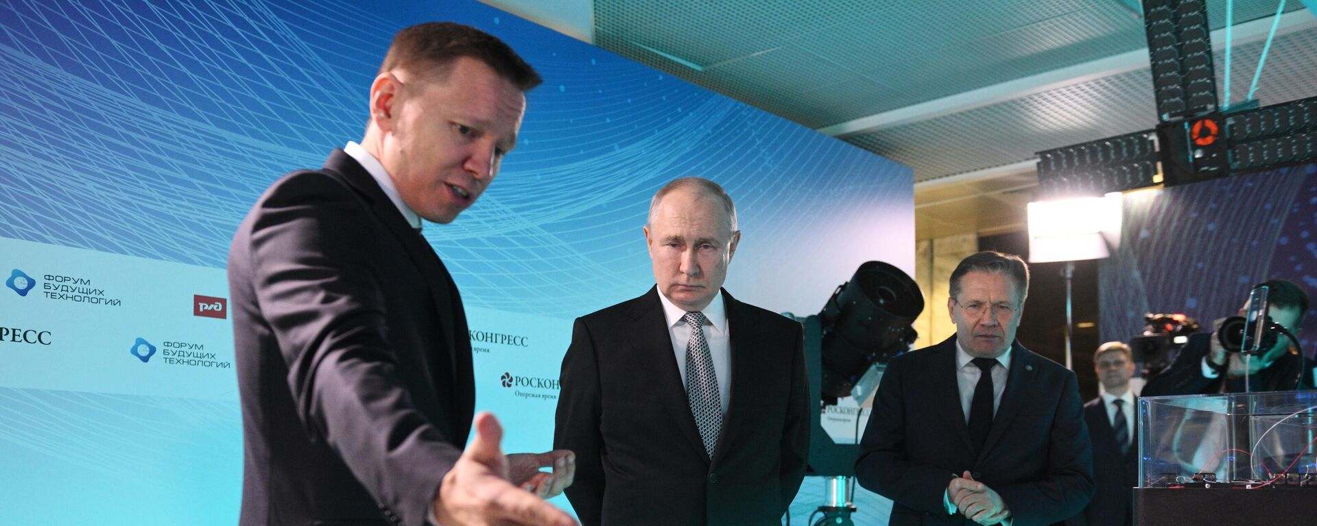 El presidente de Rusia, Vladímir Putin, visita el Foro de Tecnologías Futuras en Moscú, el 13 de julio - Sputnik Mundo, 1920, 15.07.2023