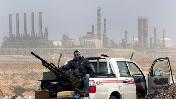 Una refinería de petróleo en el este de Libia - Sputnik Mundo