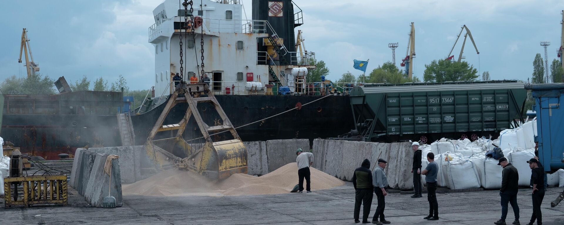 Trabajadores cargan grano en un puerto cerealero de Izmail, Ucrania, el 26 de abril, 2023 - Sputnik Mundo, 1920, 27.08.2023