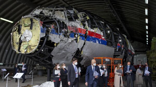 Jueces y abogados observan los restos reconstruidos del vuelo MH17 de Malaysia Airlines, en la base aérea militar de Gilze-Rijen, al sur de los Países Bajos, el 26 de mayo de 2021 - Sputnik Mundo