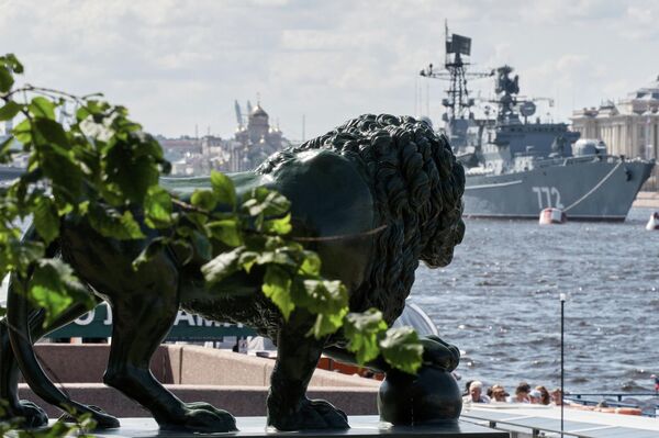 El buque patrullero Neustrashimi durante un ensayo para el desfile en el río Neva, en San Petersburgo. - Sputnik Mundo