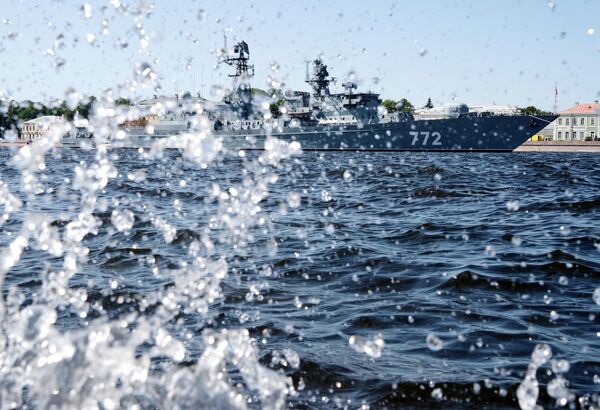 El buque patrullero Neustrashimi en el río Neva, en San Petersburgo. - Sputnik Mundo