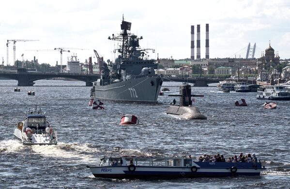 Los buques militares aparecen en el Neva unos días antes de la fiesta. - Sputnik Mundo