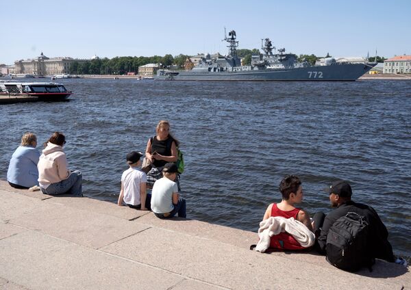 El programa de actos festivos se desarrollará tradicionalmente tanto en San Petersburgo como en Kronstadt.En la foto: turistas y residentes de la ciudad observan la preparación del desfile del Día de la Armada en el río Neva, en San Petersburgo. - Sputnik Mundo
