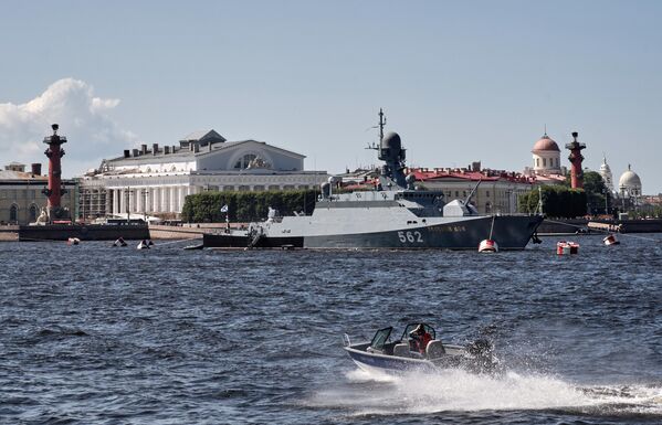 El pequeño buque de misiles Zeleni Dol durante los preparativos para el Día de la Armada en el río Neva, en San Petersburgo. - Sputnik Mundo