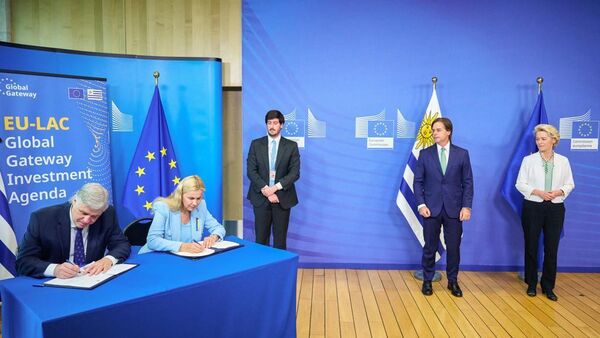 El ministro de Exteriores de Uruguay, Francisco Bustillo Bonasso y la comisaria de Energía de la UE, Kadri Simson, firman un memorando de entendimiento sobre energías renovables - Sputnik Mundo