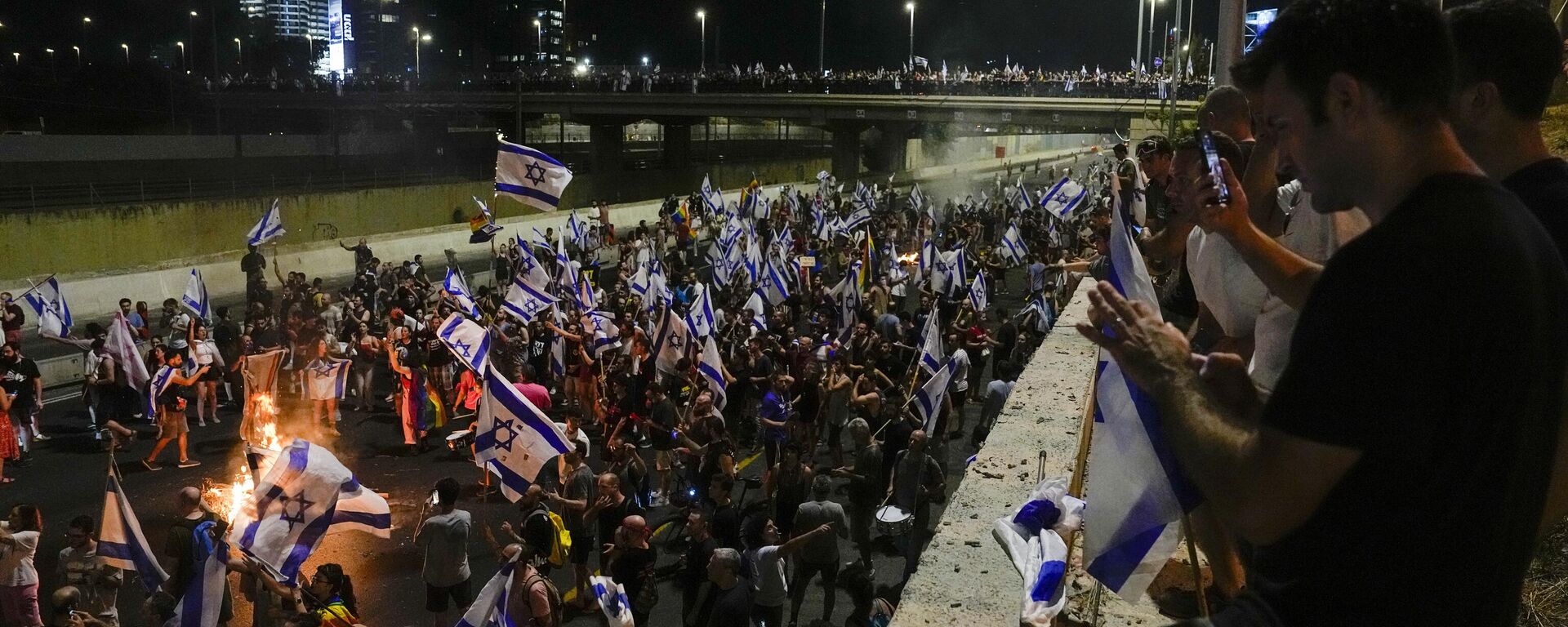 Israelíes bloquean la autopista Ayalon para protestar contra los planes del gobierno del Primer Ministro Benjamin Netanyahu de reformar el sistema judicial. - Sputnik Mundo, 1920, 19.07.2023