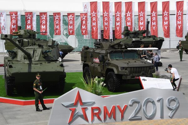La artillería autopropulsada 2S42 Lotos de calibre 120 mm y el mortero autopropulsado Drok en el Foro Internacional Técnico-Militar Army-2019. - Sputnik Mundo
