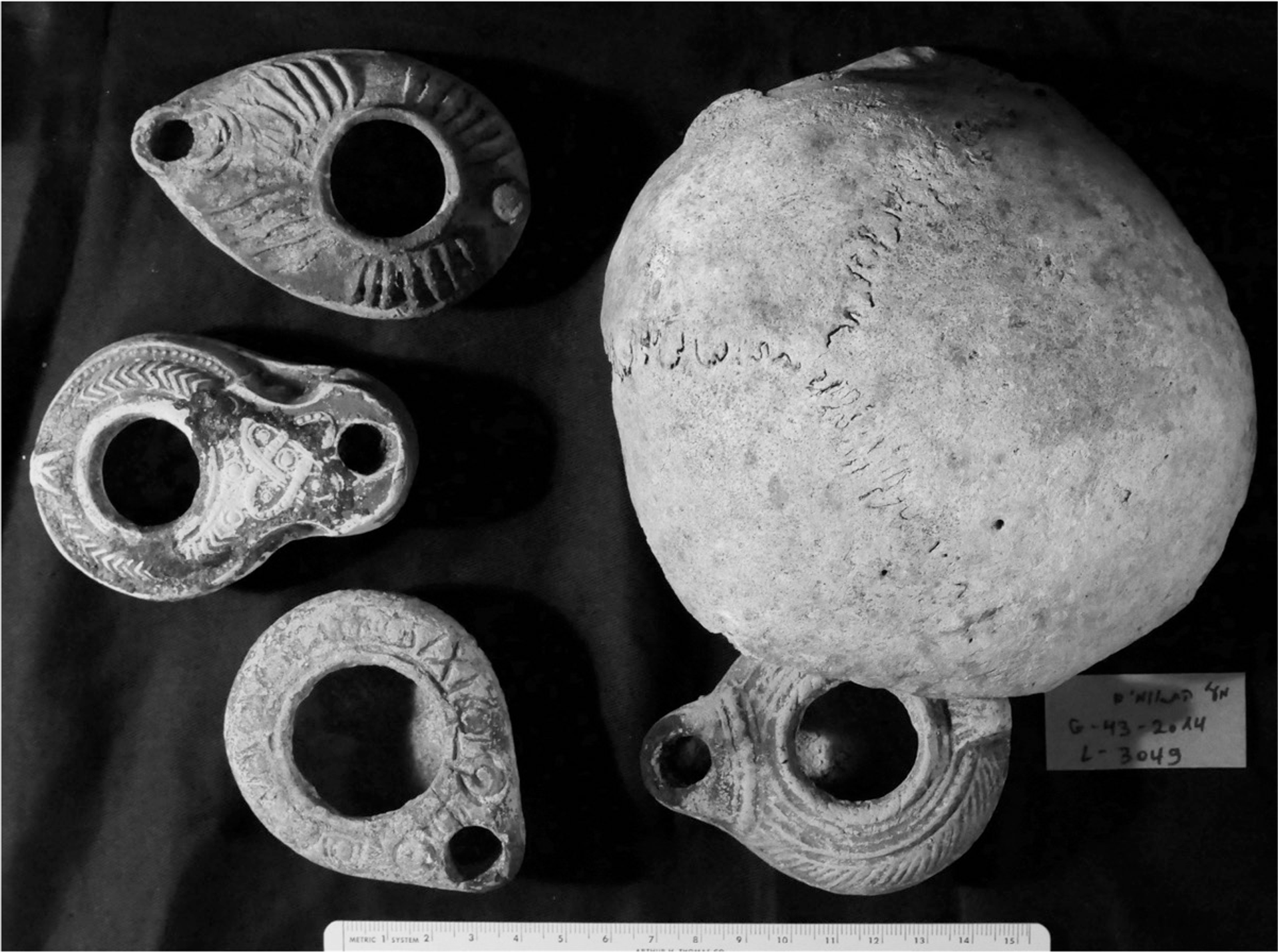 Lámparas de aceite encontradas bajo la parte superior de un cráneo humano en la cueva de Te'omim - Sputnik Mundo, 1920, 20.07.2023