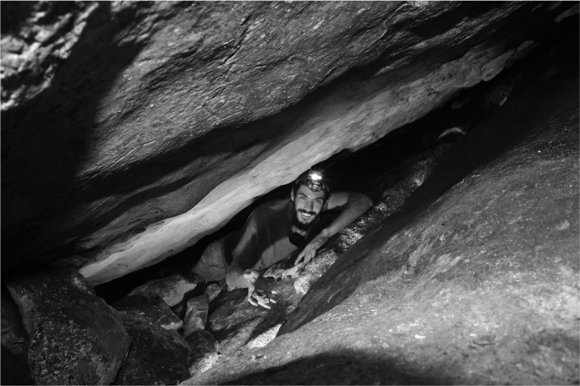 Extracción de una lámpara de aceite de una grieta entre rocas en la cueva de Te'omim - Sputnik Mundo, 1920, 20.07.2023