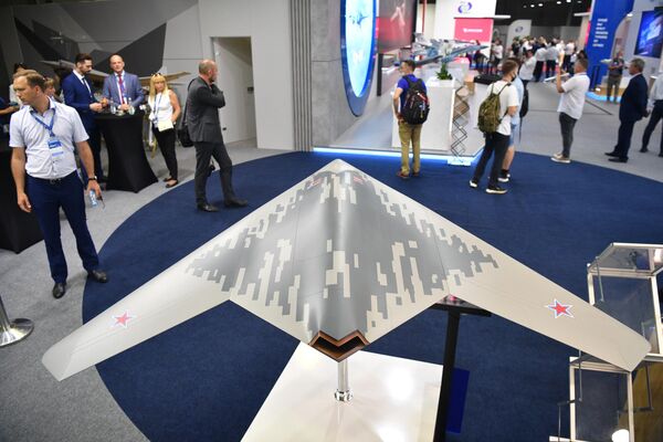 Una maqueta del dron S-70 Ojotnik en el Salón MAKS 2021. - Sputnik Mundo