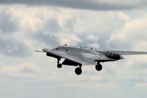 La aeronave no tripulada pesada rusa Ojotnik en el vuelo. - Sputnik Mundo