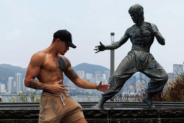 El monumento a Bruce Lee en el paseo marítimo de Tsim Sha Tsui de Hong Kong atrae a los aficionados al kung-fu durante todo el año. A veces hay que hacer una pequeña fila para fotografiarse frente a él. - Sputnik Mundo