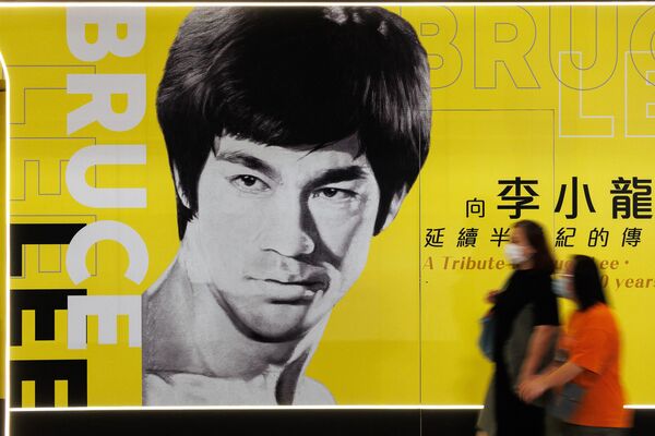 A pesar de su corta vida, Bruce Lee apareció en 36 películas y se convirtió en un reformador de las artes marciales chinas. Algunas de sus películas más famosas son The Way of Dragon (El Paso del Dragón), Fist of Fury (Puños de Furia), Enter the Dragon (Operación Dragón) y The Big Boss (El Gran Jefe). - Sputnik Mundo