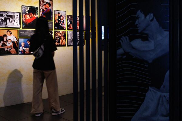 Bruce Lee murió de un edema cerebral el 20 de julio de 1973 en Hong Kong mientras trabajaba en la película Game of Death (Juego de la Muerte). En la foto: exposición dedicada a Bruce Lee en el Museo del Patrimonio de Hong Kong. - Sputnik Mundo