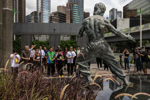 A pesar del medio siglo transcurrido desde la muerte de Bruce Lee, su influencia aún se deja sentir claramente en Hong Kong. En la foto: fans de Bruce Lee se reúnen frente a su estatua en Hong Kong en el 50 aniversario de su muerte. - Sputnik Mundo