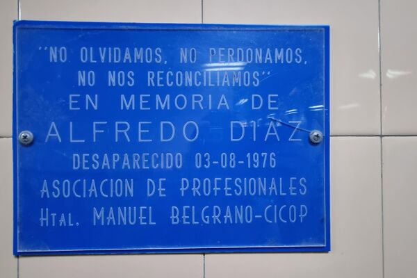Placa en memoria de un detenido desaparecido en el Hospital Belgrano - Sputnik Mundo