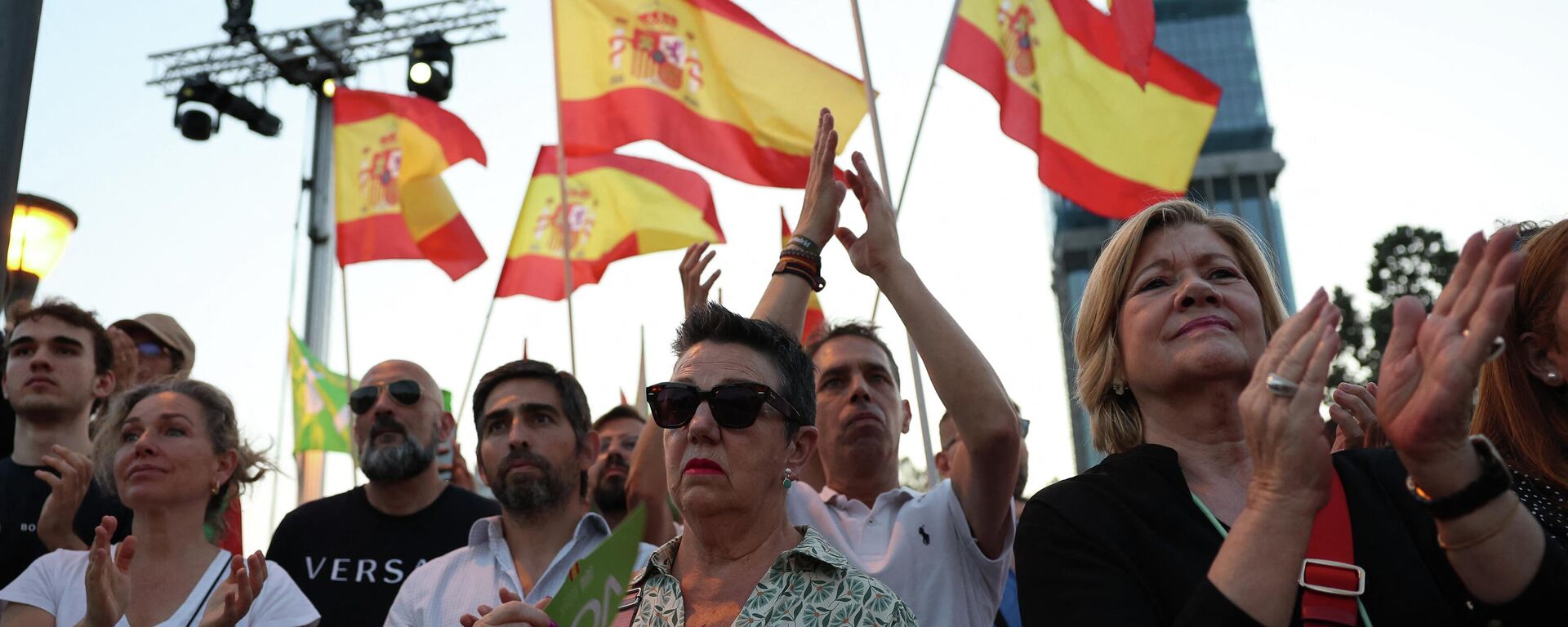 Simpatizantes del partido de extrema derecha Vox ondean banderas españolas mientras asisten al mitin de cierre de campaña en Madrid el 21 de julio de 2023  - Sputnik Mundo, 1920, 23.07.2023