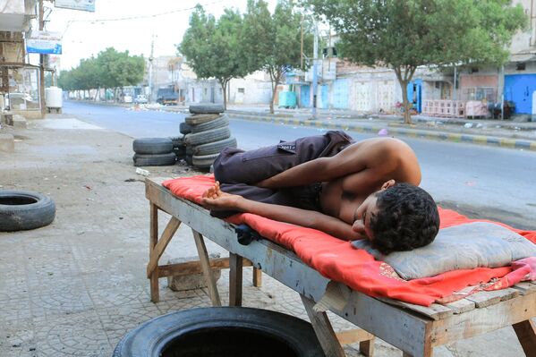 Un residente de Hodeida, Yemen, duerme al aire libre fuera de su casa. - Sputnik Mundo