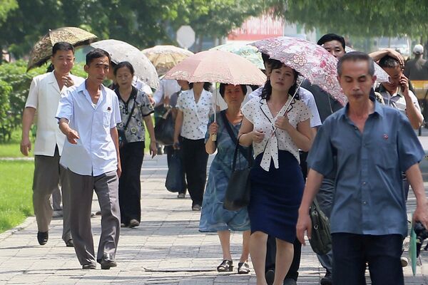 El pasado mes de junio ya se ha convertido en el más caluroso jamás antes registrado.En la foto: peatones en una calle de Pyongyang, Corea del Norte. - Sputnik Mundo