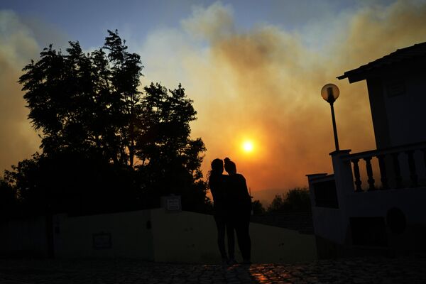 Los incendios forestales también afectan a Portugal. Las llamas azotaron la localidad de Alcabideche, cerca de Lisboa. Trece personas resultaron heridas. Unos 700 bomberos y 190 equipos trabajan en el lugar. - Sputnik Mundo